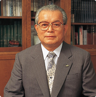 日興製薬株式会社 代表取締役会長 芹澤 完一